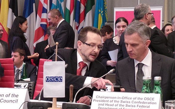 Thomas Greminger, shown here in 2014 with the then OSCE Chairperson-in-Office, Federal Councillor Didier Burkhalter, was Switzerland's Permanent Representative to the OSCE from 2010 until 2015. © FDFA