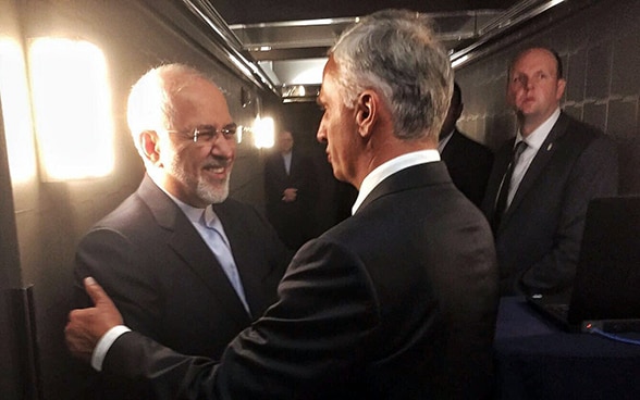 Le conseiller fédéral Didier Burkhalter salue son homologue iranien Mohammad Javad Zarif.