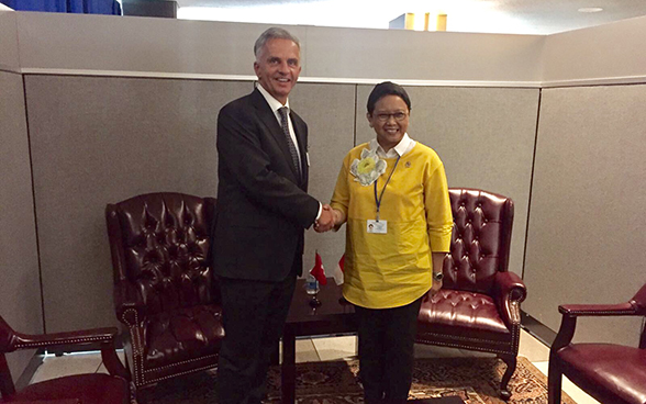 Il consigliere federale Didier Burkhalter incontra la ministra degli affari esteri indonesiana Retno Marsudi.