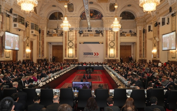 I ministri dei paesi partecipanti all’OSCE sono riuniti nella sala dell’assemblea plenaria a Vienna.