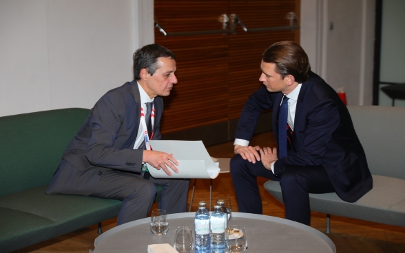 Il consigliere federale Ignazio Cassis parla con Sebastian Kurz, ministro degli affari esteri austriaco.