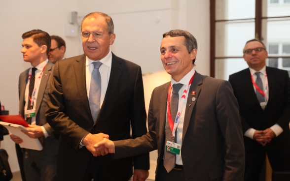Il consigliere federale Ignazio Cassis stringe la mano a Sergei Lavrov, ministro russo degli affari esteri.