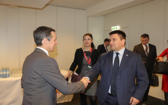  Il consigliere federale Ignazio Cassis stringe la mano con Pavlo Klimkin, ministro ucraino degli affari esteri.