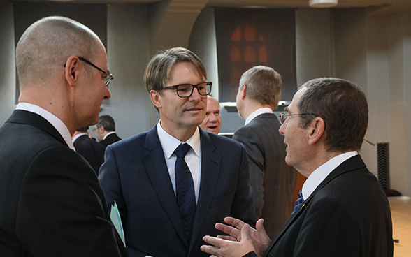 Benno Bättig, segretario generale del DFAE e futuro presidente dell’IHRA (centro) durante uno scambio di vedute con l’ambasciatore dello Stato d’Israele in Svizzera Jacob Keidar (destra) e François Wisard, capo del servizio storico del DFAE.