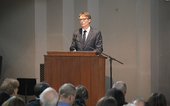 Benno Bättig, secrétaire général du DFAE et futur président de l'International Holocaust Remembrance Alliance (IHRA) prononce un discours à l’occasion de la Journée internationale dédiée la mémoire des victimes de l'Holocauste.