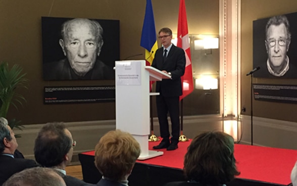 The new chairman of the IHRA, FDFA Secretary General Benno Bättig, gives a speech at the Swiss embassy in Berlin on 7 March 2017.