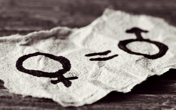 Su un pezzo di carta sono disegnati i simboli dell’uomo e della donna per rappresentare l’uguaglianza tra i sessi.