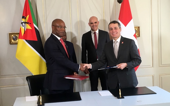 Il consigliere federale Cassis e il ministro degli affari esteri del Mozambico Condungua firmano un accordo sulla cooperazione internazionale.