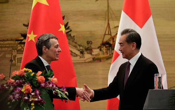 Il ministro degli affari esteri svizzero Ignazio Cassis stringe la mano al ministro degli affari esteri cinese Wang Yi dopo la conferenza stampa congiunta a Pechino il 3 aprile 2018.
