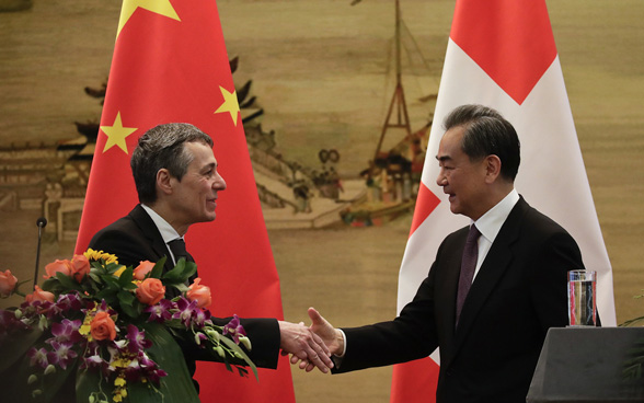 Il ministro degli affari esteri svizzero Ignazio Cassis stringe la mano al ministro degli affari esteri cinese  Wang Yi dopo la conferenza stampa congiunta a Pechino il 3 aprile 2018. 