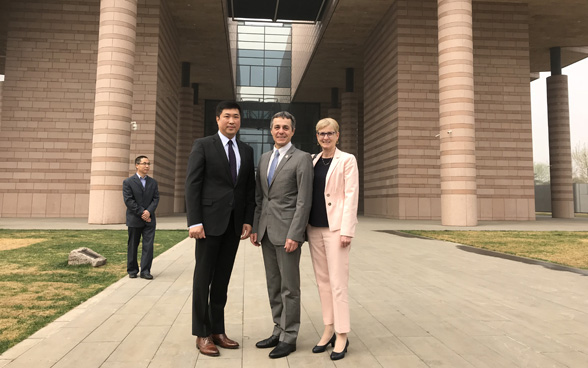 Il consigliere federale Ignazio Cassis e la moglie Paola Cassis davanti al museo dell’università di Tsinghua, a Pechino. 