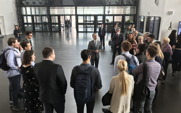 Échanges intéressants dans le hall de l’université de Tsinghua avec des étudiants suisses. 