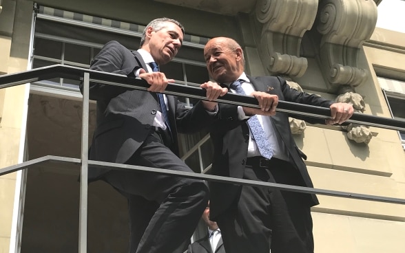 Le chef du DFAE Ignazio Cassis avec M. Jean-Yves Le Drian, ministre français de l’Europe et des affaires étrangères sur un escalier de la Maison de Watteville.