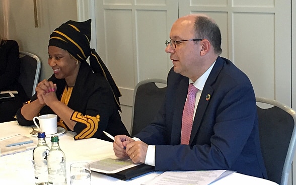 Phumzile Mlambo-Ngcuka, direttrice esecutiva di UN Women, durante la sua visita a Berna ha incontrato i media insieme al vicedirettore della DSC Thomas Gass.