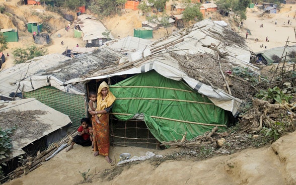 A woman and her child stand in front of a provisional cabin in the refugee camp Cox’s Bazar in Bangladesh.