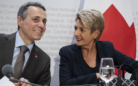 I consiglieri federali Cassis e Keller-Sutter ridono durante la conferenza stampa sull'accordo istituzionale tra la Svizzera e l'UE.