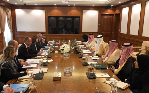 Pascale Baeriswyl et la délégation suisse en conversation avec des représentants officiels du gouvernement saoudien.