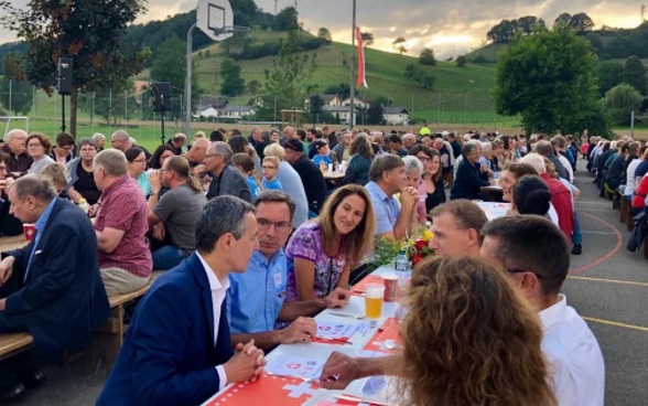 Il pubblico è accorso numeroso. Ignazio Cassis è felice di trascorrere la serata in «una delle regioni più ricche della Svizzera dal punto di vista storico, paesaggistico e umano». 