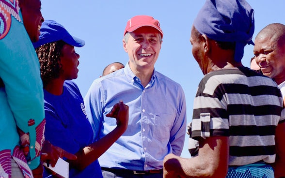 Federal Councillor Ignazio Cassis discusses with young people in Beira in central Mozambique.