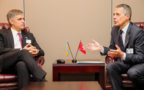 Bundesrat Ignazio Cassis im Gespräch mit dem ukrainischen Aussenminister Vadym Prystaiko. 