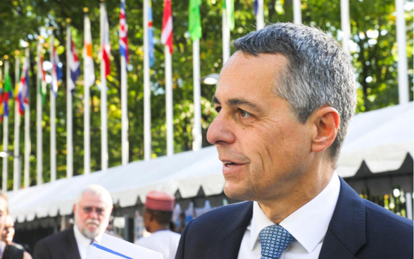 Le conseiller fédéral Ignazio Cassis devant les bâtiments de l’ONU.