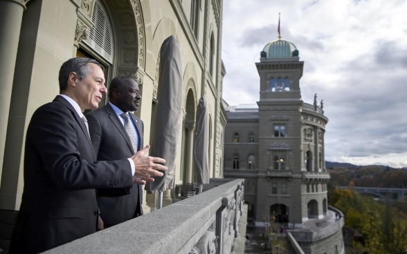 Il consigliere federale Ignazio Cassis e il segretario esecutivo della CTBTO Lassina Zerbo parlano delle armi nucleari su un balcone del Palazzo federale.