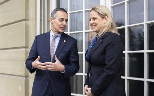 Le conseiller fédéral Ignazio Cassis et la ministre des Affaires étrangères de la Principauté de Liechtenstein, Katrin Eggenberger, ont une conversation amicale sur un balcon.
