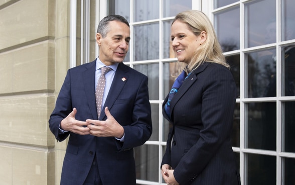Le conseiller fédéral Ignazio Cassis et la ministre des Affaires étrangères de la Principauté de Liechtenstein, Katrin Eggenberger, ont une conversation amicale sur un balcon. 