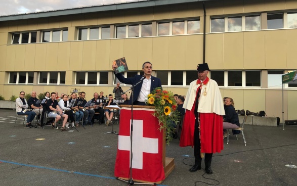  Il consigliere federale Ignazio Cassis durante il suo discorso in occasione dei festeggiamenti a Krauchthal. 