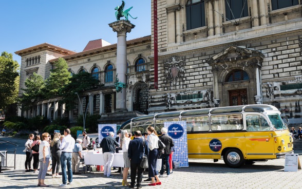 Vue générale du bus, des diplomates, du public et de la Riponne à Lausanne