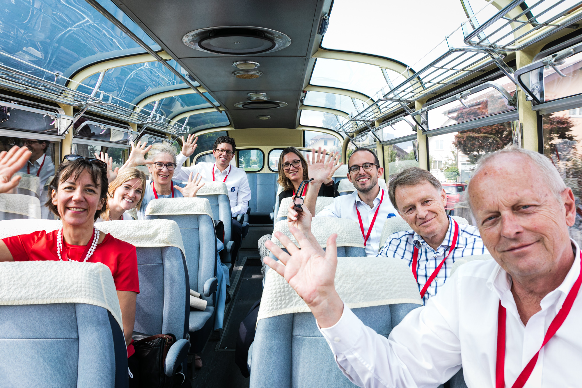 Ambasciatori e ambasciatrici svizzeri salutano del bus «Meet the Ambassadors».