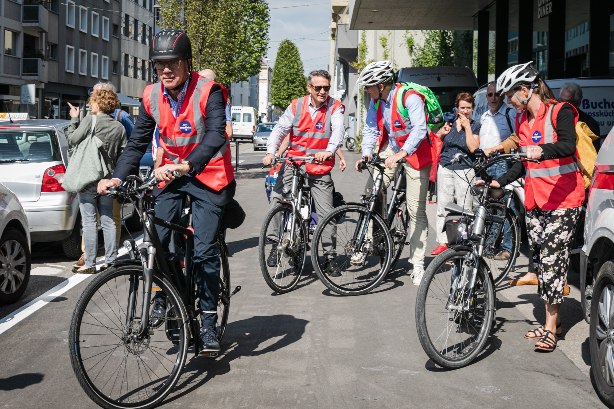 Ambasciatori e ambasciatrici svizzeri su biciclette elettriche.