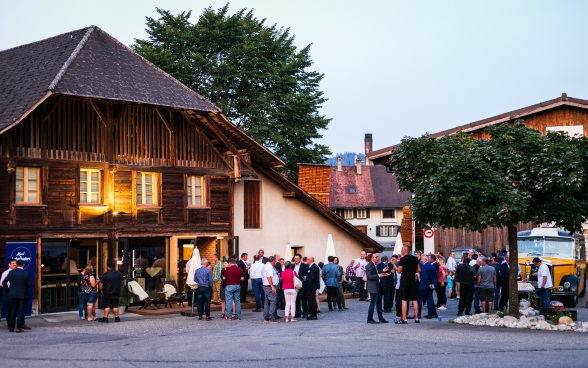 Schweizer Botschafterinnen und Botschafter im Gespräch mit der lokalen Bevölkerung.