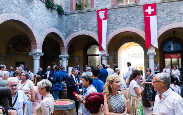 Gli ambasciatori in conversazione con la popolazione nel castello di Bellinzona