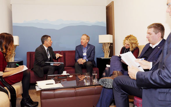 A margine del WEF, il consigliere federale Ignazio Cassis incontra Brad Smith, presidente di Microsoft.