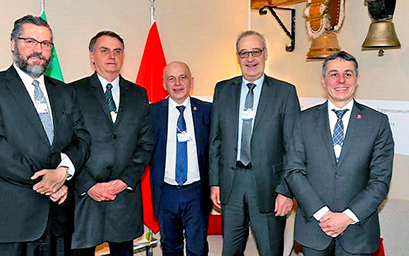 Il ministro degli esteri brasiliano Araújo, il presidente brasiliano Bolsonaro, il presidente federale Ueli Maurer e i consiglieri federali Cassis e Parmelin posano per una foto al WEF. 