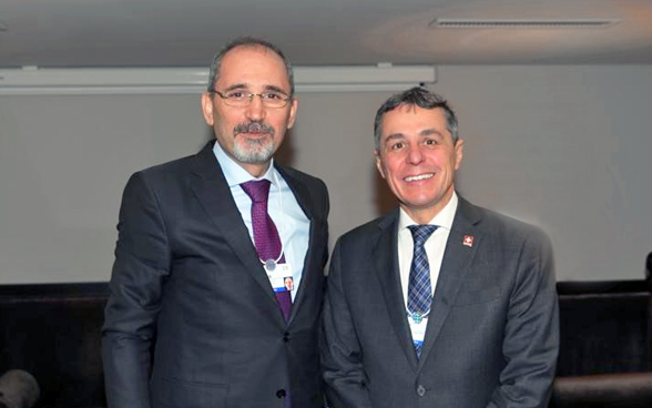 Il consigliere federale Ignazio Cassis e il ministro degli esteri giordano Ayman Safadi posano per una foto al WEF. 