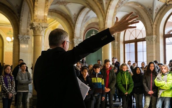 The children on the tour of the Federal Palace by General Secretary Markus Seiler. 