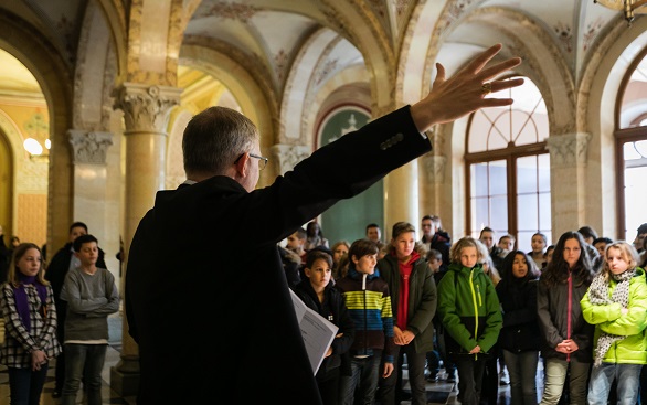 Die Kinder an der Führung von Generalsekretär Markus Seiler im Bundeshaus. 