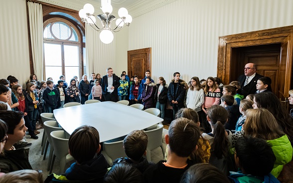 The children on the tour of the Federal Palace by General Secretary Markus Seiler. 