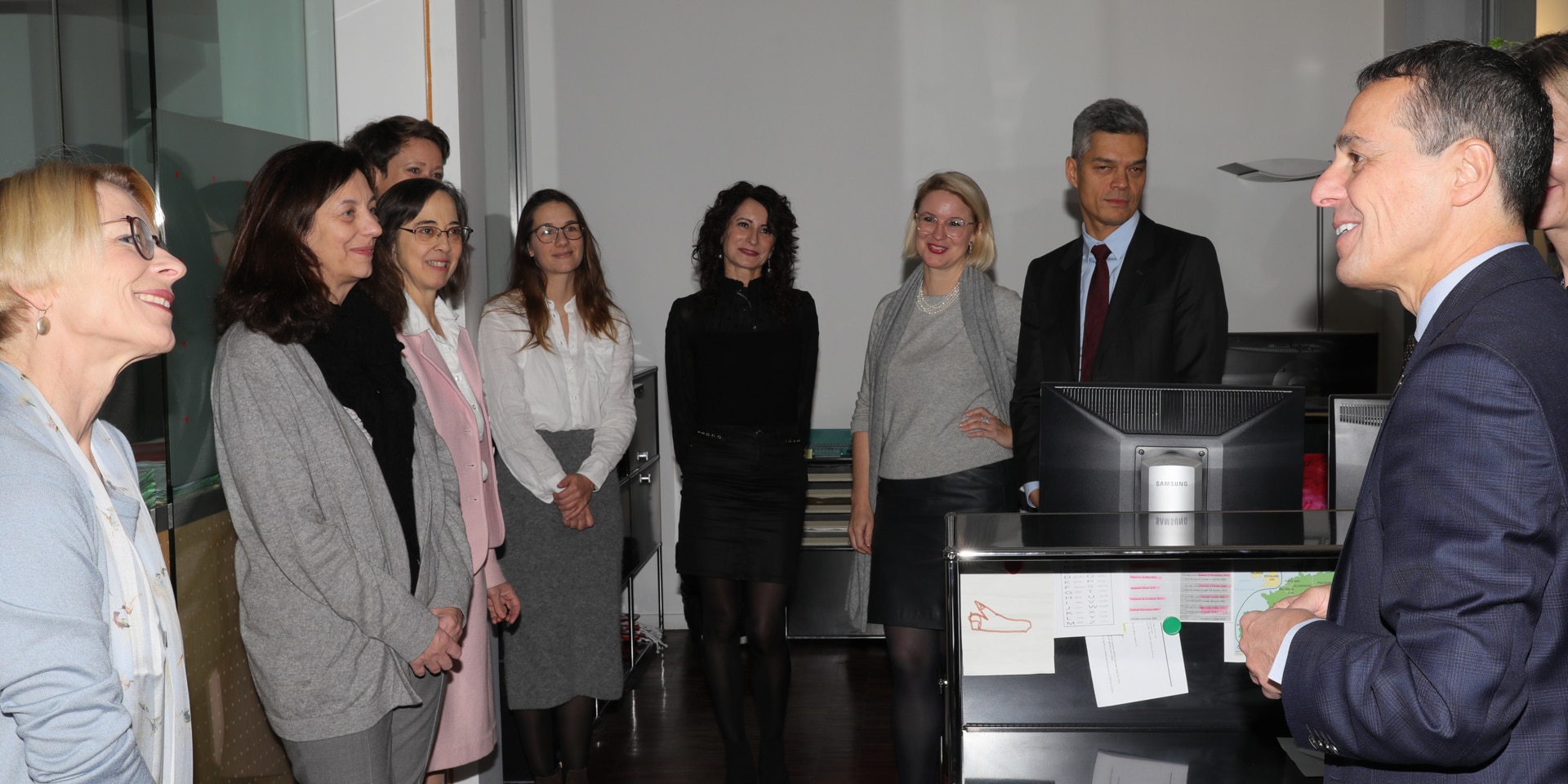 Federal Councillor Ignazio Cassis talks with the staff of the consular section of the Swiss embassy in Paris.