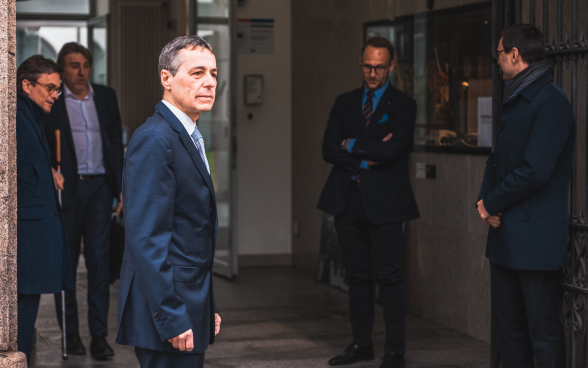 Federal Councillor Cassis stands at the entrance to the government building.