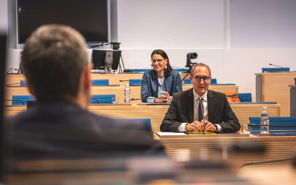 Christian Rathgeb, président du gouvernement cantonal des Grisons, est assis en face du conseiller fédéral Cassis.