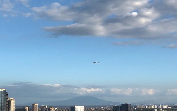 Nel cielo blu sopra la capitale delle Filippine, Manila, spicca il Boeing diretto a Zurigo.
