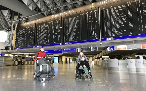 Drei Schweizer Bürger werden auf dem Frankfurter Flughafen, nachdem das Flugzeug aus Kathmandu gelandet ist, fotografiert. 