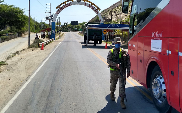 Ad un checkpoint, un soldato controlla se l'autobus ha il permesso di passare.