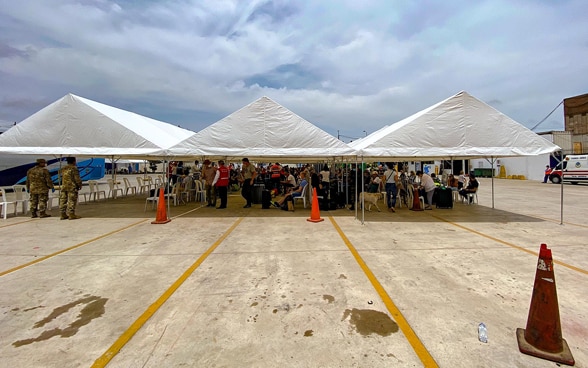 Le tende si trovano su una delle piste dell'aeroporto di Lima; accolgono i passeggeri del volo per Zurigo.