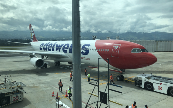Preparazione dell'aereo a terra. Riempimento delle stive, rifornimento, controlli di sicurezza: i compiti delle squadre sulle piste dell'aeroporto di Quito sono numerosi. 