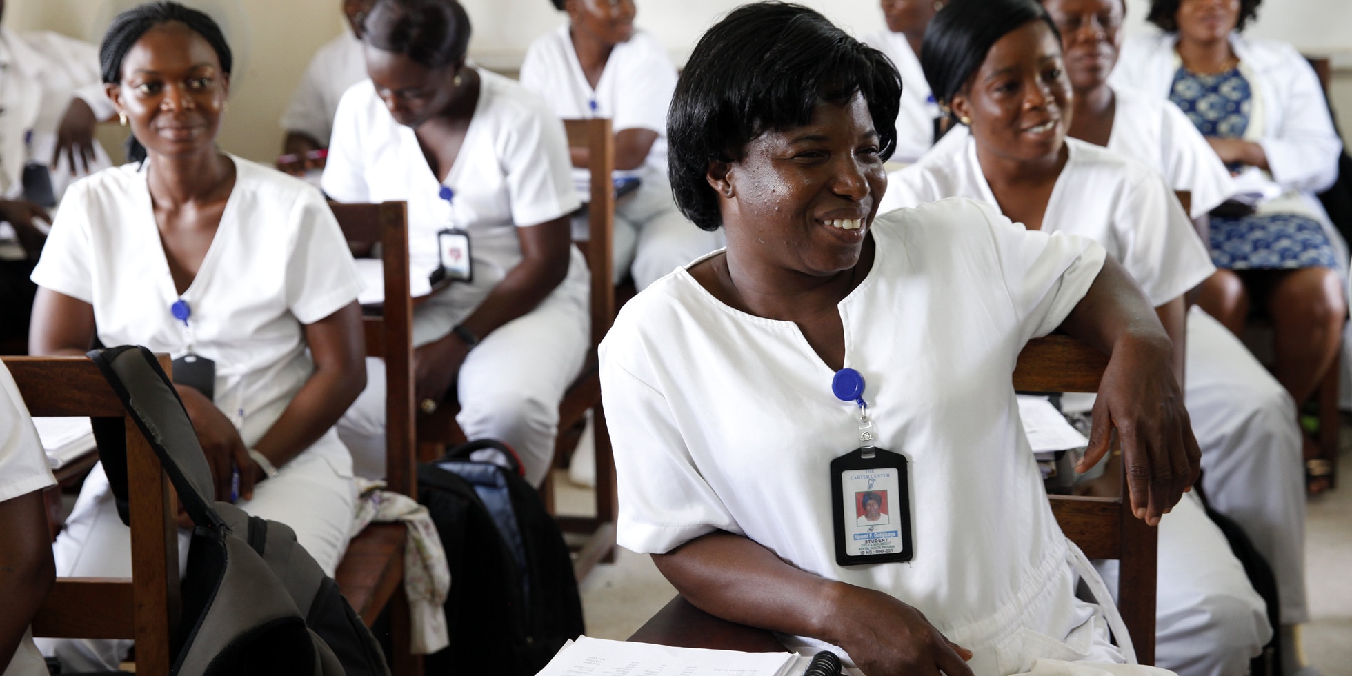 I futuri infermieri siedono in un’aula per la formazione in Liberia. 