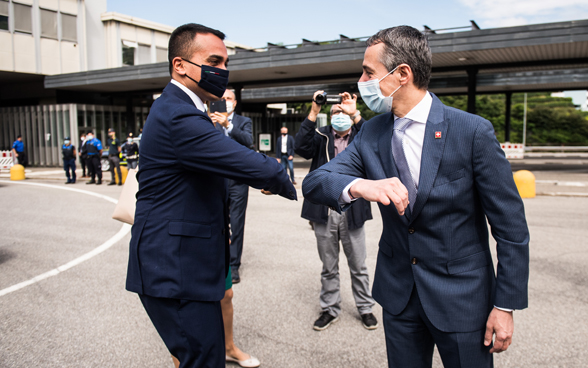 BAG-konform begrüssen sich Bundesrat Cassis und sein italienischer Amtkollege Di Maio am Grenzübergang in Chiasso.